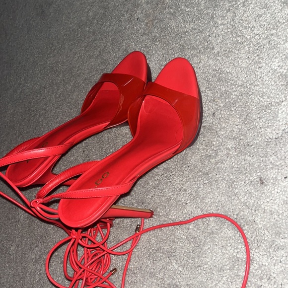 red heel tie and adjustable straps - Picture 7 of 8